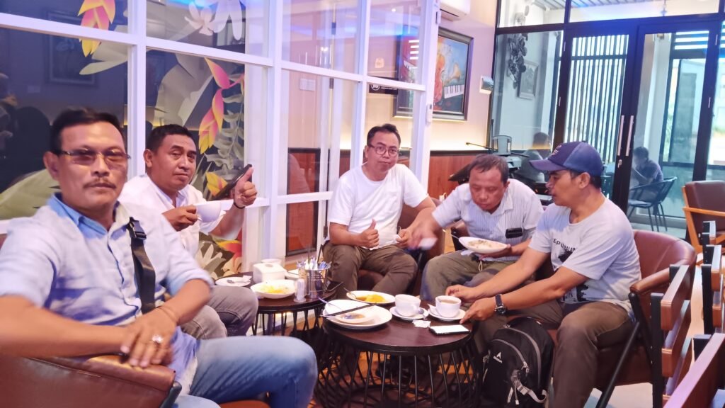 Gambar poto diatas adakah Team dari Muktijaya Pro, Yang mana mengadakan meeting bulanan untuk membahas kemajuan perusahaan kami dan juga membHas Famely Gathring yang sudah berlangsung dengan sukses di villa Puncak Bogor.