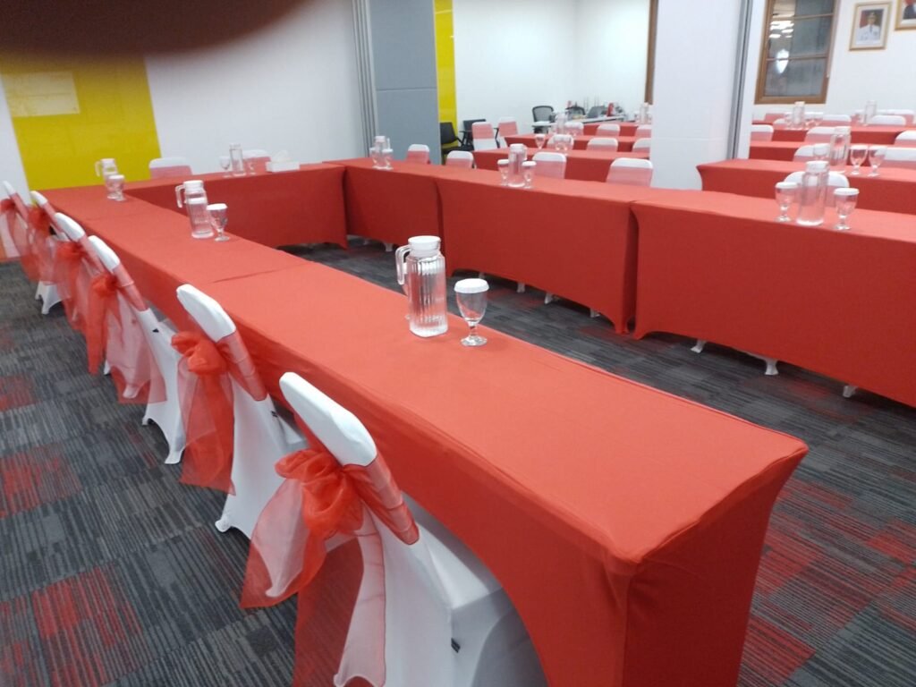 Gambar dibawah ini salah satu contoh juga dalam pengesetan atau membangun atau ,menata meja IBM untuk keperluan meeting atau rapat dengan cover merah ketet membuat setting semakin rapih dan sinple tapi selain merah kami juga mempunyai warna lain antara lain : putih, hitam, biru.